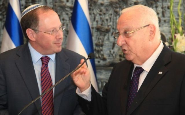 Rabbi Aaron D. Panken et le président israélien Reuven Rivlin (R), le 11 Novembre 2014 (Crédit : Isaac Harari) Rabbi Aaron D. Panken et le président israélien Reuven Rivlin (R), le 11 Novembre 2014 (Crédit : Isaac Harari)