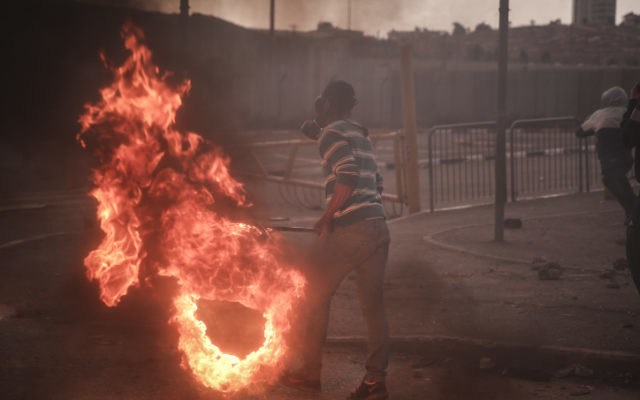 Jeune Palestinien affrontant la police au camp de réfugié de Shuafat, le 5 novembre 2014 (Crédit : Hadas Parush/Flash90)