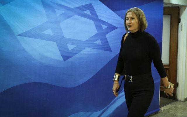 La ministre de la Justice Tzipi Livni avant la réunion hebdomadaire du cabinet du dimanche 16 novembre 2014 (Crédit : Amit Shabi/POOL) La ministre de la Justice Tzipi Livni avant la réunion hebdomadaire du cabinet du dimanche 16 novembre 2014 (Crédit : Amit Shabi/POOL)
