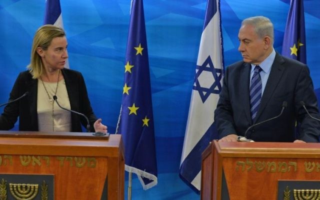 Le Premier ministre, Benjamin Netanyahu (à droite) et la Haute représentante de l'Union européenne aux Affaires étrangères et la Politique de sécurité (à gauche) à Jérusalem le 7 novembre 2014 (Crédit : Kobi GIdeon/GPO) Le Premier ministre, Benjamin Netanyahu (à droite) et la Haute représentante de l'Union européenne aux Affaires étrangères et la Politique de sécurité (à gauche) à Jérusalem le 7 novembre 2014 (Crédit : Kobi GIdeon/GPO)