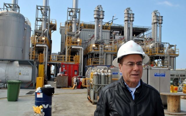 Le ministre de l'Energie et de l'Eau, Silvan Shalom, à Ashdod (Crédit : Moshe Binyamin/Ministère de l'Energie et de l'Eau) Le ministre de l'Energie et de l'Eau, Silvan Shalom, à Ashdod (Crédit : Moshe Binyamin/Ministère de l'Energie et de l'Eau)