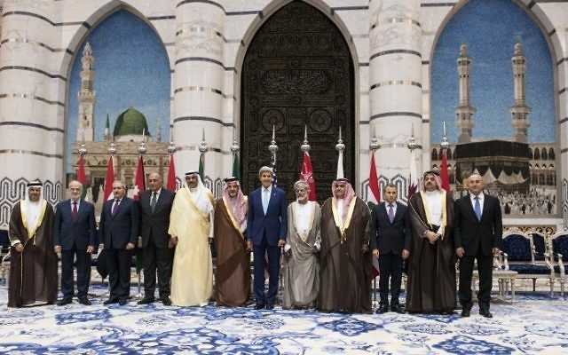 Le ministre des Affaires étrangères du Bahrein Sheik Khaled Ahmed al-Khalifa et le Ministre des Affaires étrangères du Liban, Gebran Bassil le 11 septembre 2014 à Jeddah en Arabie Saoudite (Crédit : Brendan Smialowsky/AFP/POOL) Le ministre des Affaires étrangères du Bahrein Sheik Khaled Ahmed al-Khalifa et le Ministre des Affaires étrangères du Liban, Gebran Bassil le 11 septembre 2014 à Jeddah en Arabie Saoudite (Crédit : Brendan Smialowsky/AFP/POOL)