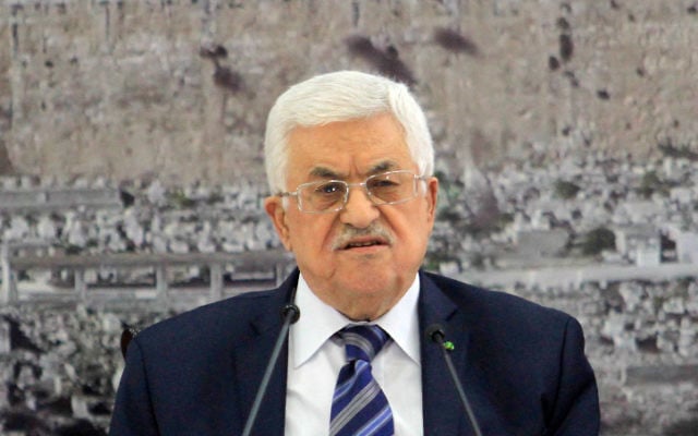 Le président de l'Autorité palestinienne, Mahmoud Abbas, lors d'une réunion le 8 novembre 2014 à Ramallah en Cisjordanie (Crédit : STR/Flash90) Le président de l'Autorité palestinienne, Mahmoud Abbas, lors d'une réunion le 8 novembre 2014 à Ramallah en Cisjordanie (Crédit : STR/Flash90)
