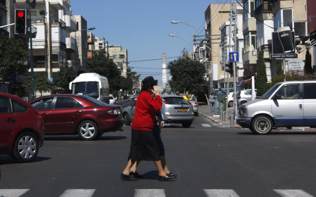 Les piétons peuvent être distraits par leur portable lorsqu'ils traversent la rue (Crédit : Nati Shohat/Flash90) Les piétons peuvent être distraits par leur portable lorsqu'ils traversent la rue (Crédit : Nati Shohat/Flash90)