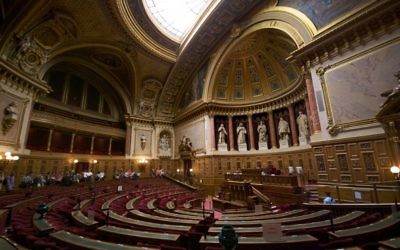 L'hémicycle du Sénat français en septembre 2009. (Crédit : Romain Vincens/CC BY SA 3.0/Wikimedia communs)