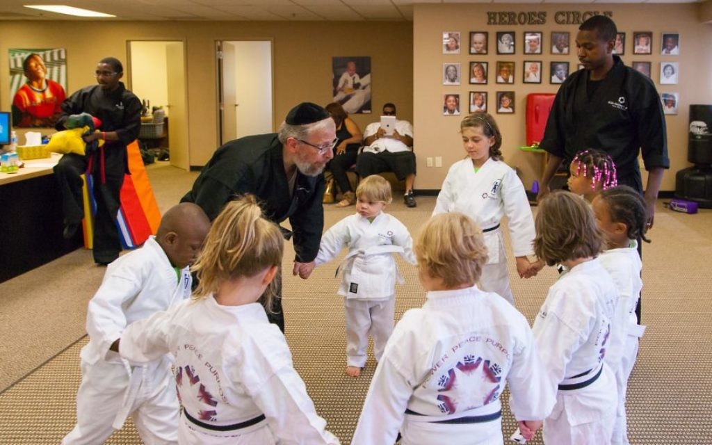 Rabbi Elimelech Goldberg dirige une classe d'arts martiaux pour les enfants gravement malades à Southfield, Michigan, août 2014. (Crédit : Joshua Schwartz Photographie) Rabbi Elimelech Goldberg dirige une classe d'arts martiaux pour les enfants gravement malades à Southfield, Michigan, août 2014. (Crédit : Joshua Schwartz Photographie)
