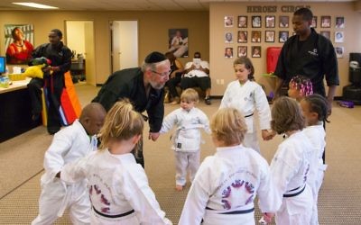Rabbi Elimelech Goldberg dirige une classe d'arts martiaux pour les enfants gravement malades à Southfield, Michigan, août 2014. (Crédit : Joshua Schwartz Photographie)