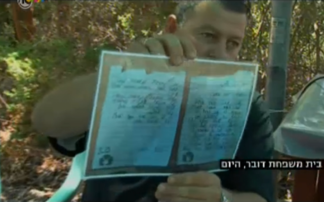 Boris Dauber, le père du soldat de Tsahal tombé Shahar Dauber, avec une copie froissée de la lettre d'adieu de son fils (Crédit : capture d'écran: Channel 10 nouvelles) Boris Dauber, le père du soldat de Tsahal tombé Shahar Dauber, avec une copie froissée de la lettre d'adieu de son fils (Crédit : capture d'écran: Channel 10 nouvelles)