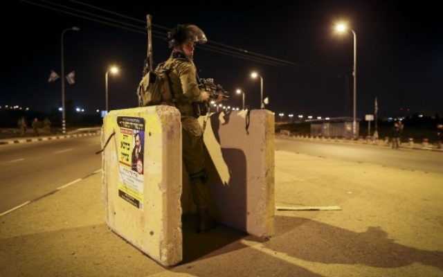 Un soldat israélien à Alon Shvut, près de l'endroit où a été assassinée Dahlia Lemkus le 10 novembre 2014 (Crédit : Nati Shohat/Flash90) Un soldat israélien à Alon Shvut, près de l'endroit où a été assassinée Dahlia Lemkus le 10 novembre 2014 (Crédit : Nati Shohat/Flash90)