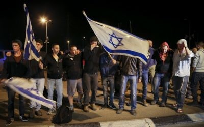 Des juifs de l'extrême droite brandissent des drapeaux à Alon Shvut - 10 novembre 2014 (Crédit : Nati Shohat/Flash90)