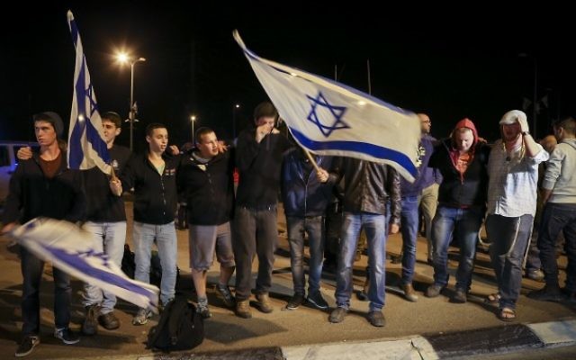 Des juifs de l'extrême droite brandissent des drapeaux à Alon Shvut - 10 novembre 2014 (Crédit : Nati Shohat/Flash90)
