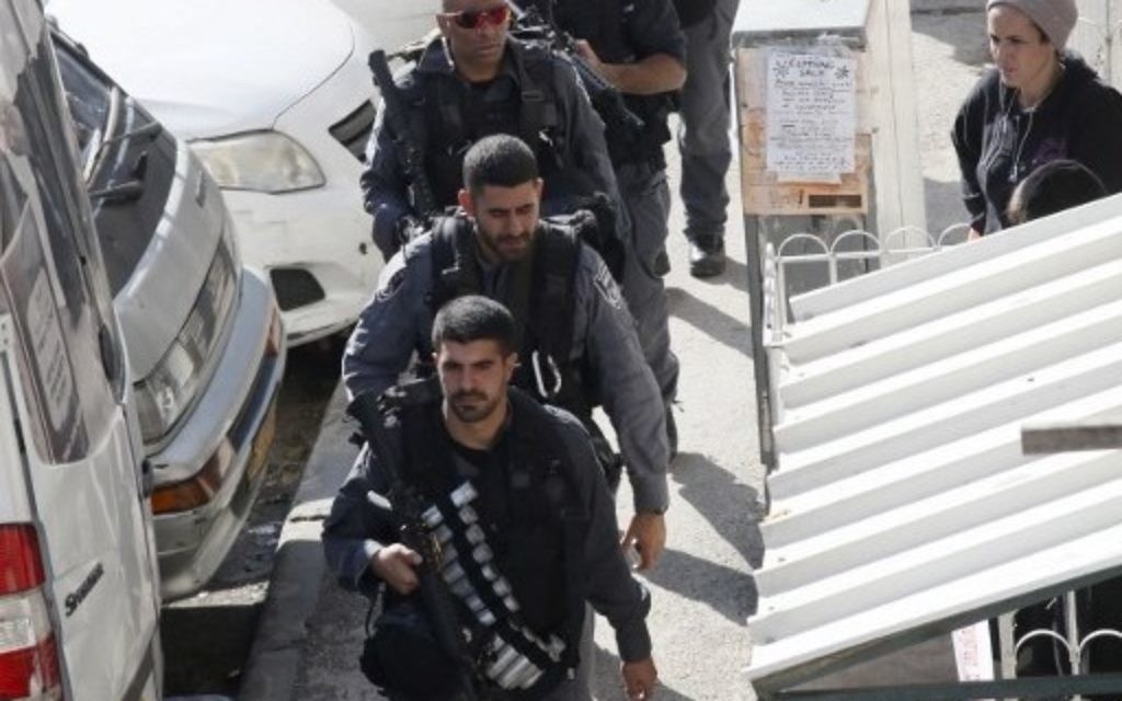 La police israélienne et des secouristes en dehors de la synagogue Kehilat Yaakov à Jérusalem après une attaque terroriste il le 18 Novembre, 2014. (Crédit : Yonatan Sindler / FLASH90) La police israélienne et des secouristes en dehors de la synagogue Kehilat Yaakov à Jérusalem après une attaque terroriste il le 18 Novembre, 2014. (Crédit : Yonatan Sindler / FLASH90)