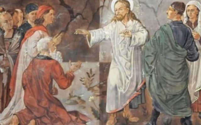 Un tableau dans une église de la ville de Hof, en Allemagne, semble montrer Adolf Hitler debout à côté de Jésus (Crédit : capture d'écran YouTube) Un tableau dans une église de la ville de Hof, en Allemagne, semble montrer Adolf Hitler debout à côté de Jésus (Crédit : capture d'écran YouTube)