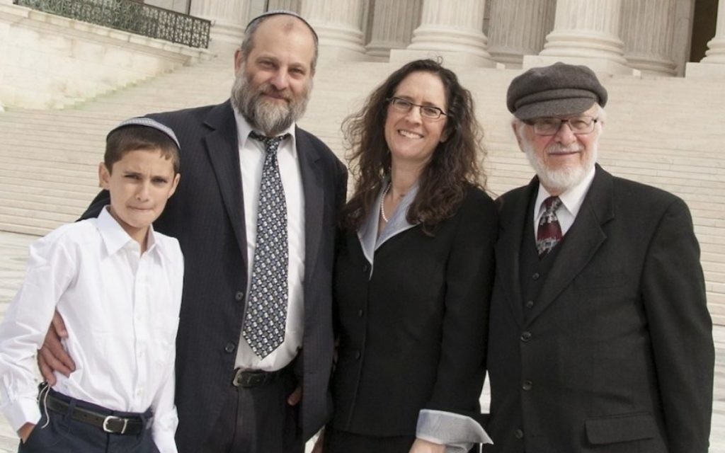 Menachem Zivotofsky, à gauche, et son père Ari posant devant la Cour suprême à son avocat Alyza Lewin et le père de Nathan Lewin, le 3 novembre 2014 (Crédit : Rikki Gordon Lewin)
