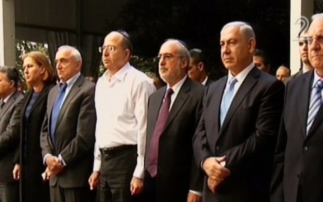 Benjamin Netanyahu (deuxième en partant de la droite) assiste à une cérémonie à la mémoire d'Yitzhak Rabin (Crédit : capture d'écran Deuxième chaîne) Benjamin Netanyahu (deuxième en partant de la droite) assiste à une cérémonie à la mémoire d'Yitzhak Rabin (Crédit : capture d'écran Deuxième chaîne)