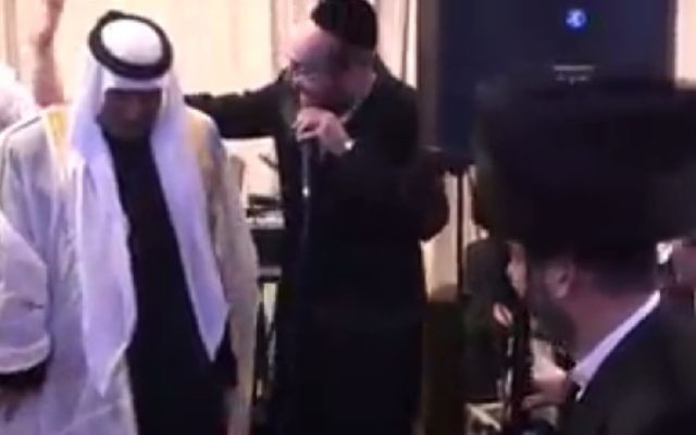 Capture d'écran du cheikh Aqel Al-Atrash dansant au mariage ultra-orthodoxe (Crédit : Facebook) Capture d'écran du cheikh Aqel Al-Atrash dansant au mariage ultra-orthodoxe (Crédit : Facebook)