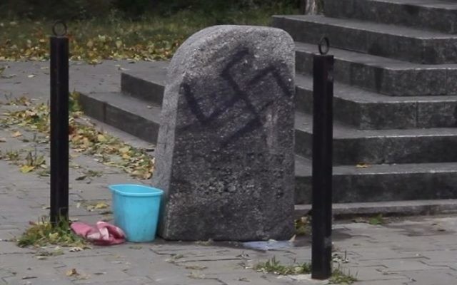 Une croix gammée au cimetière Babi Yar (Crédit : autorisation) Une croix gammée au cimetière Babi Yar (Crédit : autorisation)