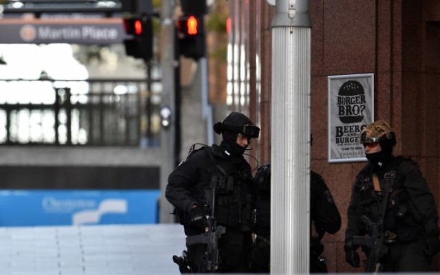 Sydney : le preneur d'otages réclame un drapeau de l'EI, évoque 4 bombes (Crédit : AFP PHOTO / SAEED KHAN) Sydney : le preneur d'otages réclame un drapeau de l'EI, évoque 4 bombes (Crédit : AFP PHOTO / SAEED KHAN)