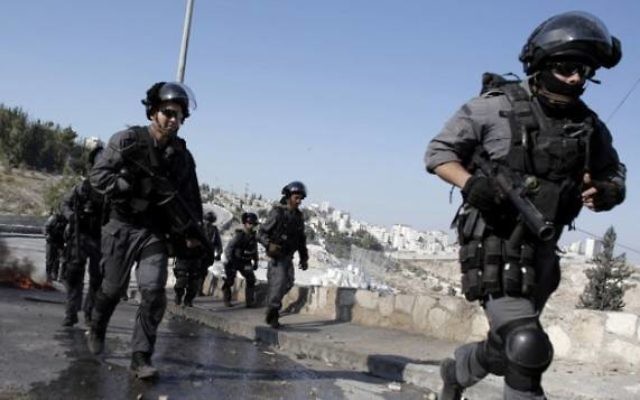 Les agents de sécurité israéliens lors d'affrontements avec des manifestants palestiniens à Jérusalem-Est le 24 octobre 2014 (Crédit : Ahmad Gharabli / AFP)