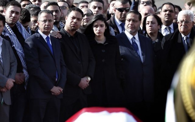 Enterrement de Ziad Abou Eïn à Ramallah, sa famille aux côtés de Mahmoud Abbas  - 11 décembre 2014 AFP PHOTO / AHMAD GHARABLI
