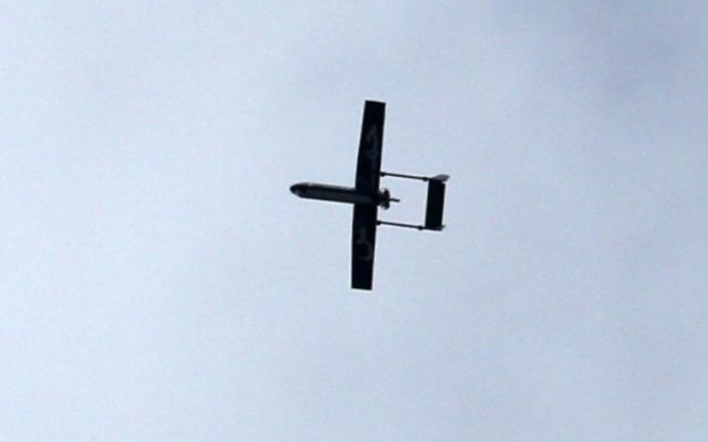 Un drone appartenant aux Brigades al-Qassam, la branche armée du Hamas, vole au-dessus de Gaza Ville, le 14 décembre 2014. Illustration. (Crédit : Mahmud Hams/AFP) Un drone appartenant aux Brigades al-Qassam, la branche armée du Hamas, vole au-dessus de Gaza Ville, le 14 décembre 2014. Illustration. (Crédit : Mahmud Hams/AFP)