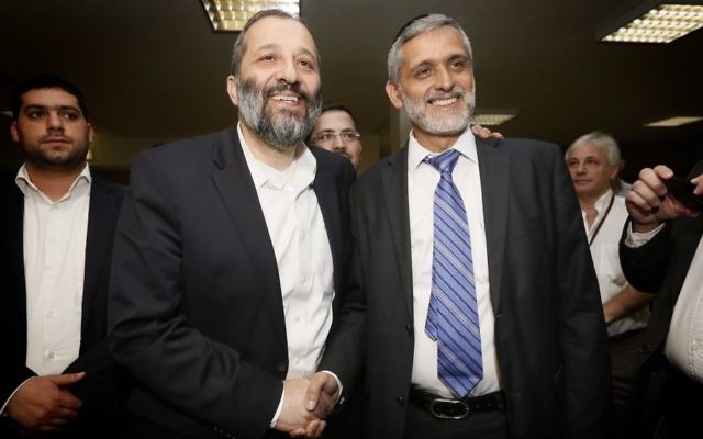 Aryeh Deri (à gauche) et Eli Yishai (Crédit : Miriam Alster/Flash90) Aryeh Deri (à gauche) et Eli Yishai (Crédit : Miriam Alster/Flash90)