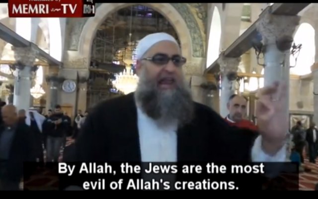 Le cheikh Omar Abu Sara appelle au meurtre de Juifs à la mosquée Al-Aqsa, située sur le mont du Temple, à Jérusalem, le 28 novembre 2014. (Crédit : capture d'écran YouTube/MEMRI)