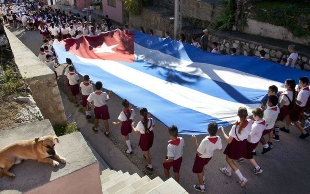 De jeunes élèves portant le drapeau cubain lors d'un défilé dans les rues de Gibara à Cuba le 20 janvier 2014 (Crédit : Moshe Fai/Flash90)) De jeunes élèves portant le drapeau cubain lors d'un défilé dans les rues de Gibara à Cuba le 20 janvier 2014 (Crédit : Moshe Fai/Flash90))