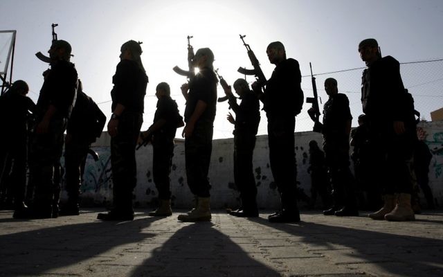 Des écoliers palestiniens participant à une parade militaire organisée par le Hamas dans la ville de Rafah dans le sud de Gaza le 27 février 2014 (Crédit : Abed Rahim Khatib/Flash90) Des écoliers palestiniens participant à une parade militaire organisée par le Hamas dans la ville de Rafah dans le sud de Gaza le 27 février 2014 (Crédit : Abed Rahim Khatib/Flash90)