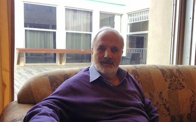 Eretz Biton, un célèbre poète israélien au Sharon Hotel à Herzliya le 19 novembre 2014 (Crédit : Mitch Ginsburg/Times of Israel) Eretz Biton, un célèbre poète israélien au Sharon Hotel à Herzliya le 19 novembre 2014 (Crédit : Mitch Ginsburg/Times of Israel)