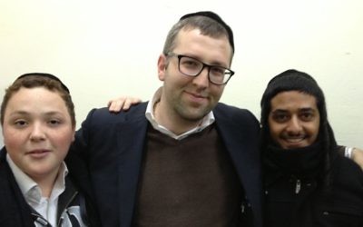 Etudiants de la yeshiva Chachmei Lev avec leur professeur, Nechamia Steinberger, à Jérusalem le 26 novembre 2014 (Crédit :  Elhanan Miller/Times of Israel)