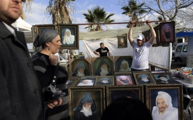 Un vendeur vend des photos pendant le pèlerinage annuel à la tombe du Rabbi Abou Hassira en 2012 (Crédit : Tsafrir Abayov / Flash90) Un vendeur vend des photos pendant le pèlerinage annuel à la tombe du Rabbi Abou Hassira en 2012 (Crédit : Tsafrir Abayov / Flash90)