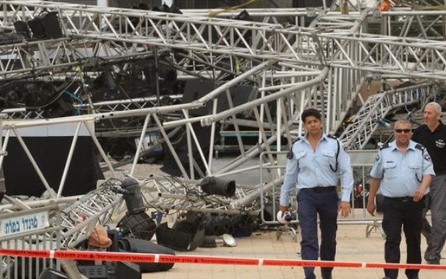 Dans cette photo prise en 2012, un policier se tient près de la scène où une grande plate-forme de l'éclairage s'est effondrée et a tué la lieutenant Hila Betzaleli (Crédit : Nati Shohat / Flash90)