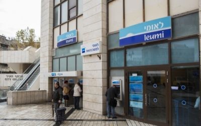 Une agence de la banque Leumi, à Jérusalem, le 16 novembre 2014. (Crédit : Yonatan Sindel/Flash90) Une agence de la banque Leumi, à Jérusalem, le 16 novembre 2014. (Crédit : Yonatan Sindel/Flash90)