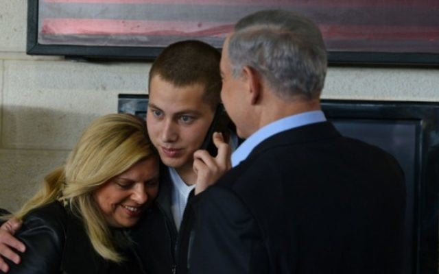 Le Premier ministre Benjamin Netanyahu et son épouse Sara, vus avec leur fils Avner (C) qui se prépare à commencer son service de Tsahal, 1 décembre 2014. (Crédit : Kobi Gideon / GPO)