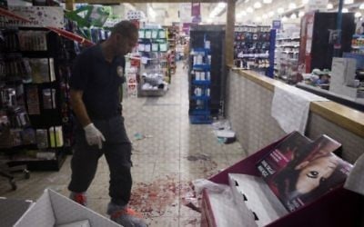 Forces de police au supermarché Rami Levy dans la zone industrielle de Mishor Adumim, à l'est de Jérusalem, près de Maale Adumim, où un Palestinien a poignardé deux personnes et a ensuite été abattu par un garde de la sécurité. - 3 décembre 2014 (Crédit : Nati Shohat / FLASH90)