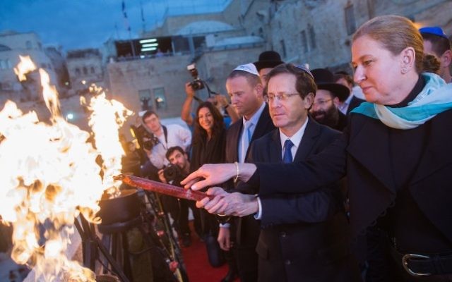 Tzipi Livni et Isaac Herzog allument la menorah du Mur occidental dans la Vieille ville de Jerusalem, le 21 décembre 2014 (Crédit : Yonatan Sindel/Flash90) Tzipi Livni et Isaac Herzog allument la menorah du Mur occidental dans la Vieille ville de Jerusalem, le 21 décembre 2014 (Crédit : Yonatan Sindel/Flash90)