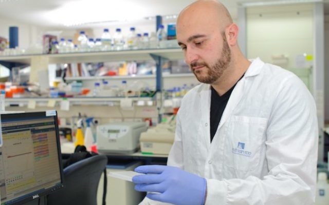 Dr. Jacob Hanna dans son laboratoire de l'Institut Weizmann (Crédit : autorisation)