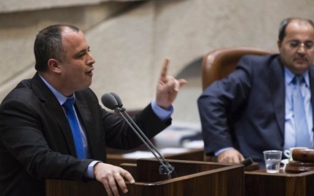 Hilik Bar, député de l'Union sioniste et vice-président du parlement, à la Knesset. (Crédit : Flash90) Hilik Bar, député de l'Union sioniste et vice-président du parlement, à la Knesset. (Crédit : Flash90)
