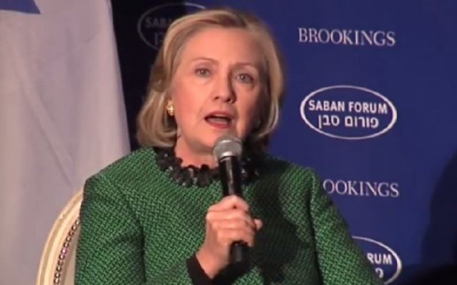 Hillary Clinton au forum de Saban à Washington le 5 décembre (Crédit : capture d'écran YouTube) Hillary Clinton au forum de Saban à Washington le 5 décembre (Crédit : capture d'écran YouTube)