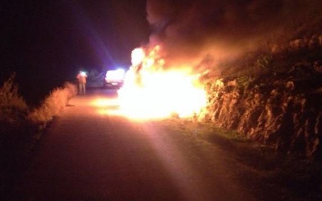 La voiture en feu dans l'attentat à la bombe incendiaire en Cisjordaniei  - 25 décembre 2014 (Crédit : capture d'écran Channel 2)