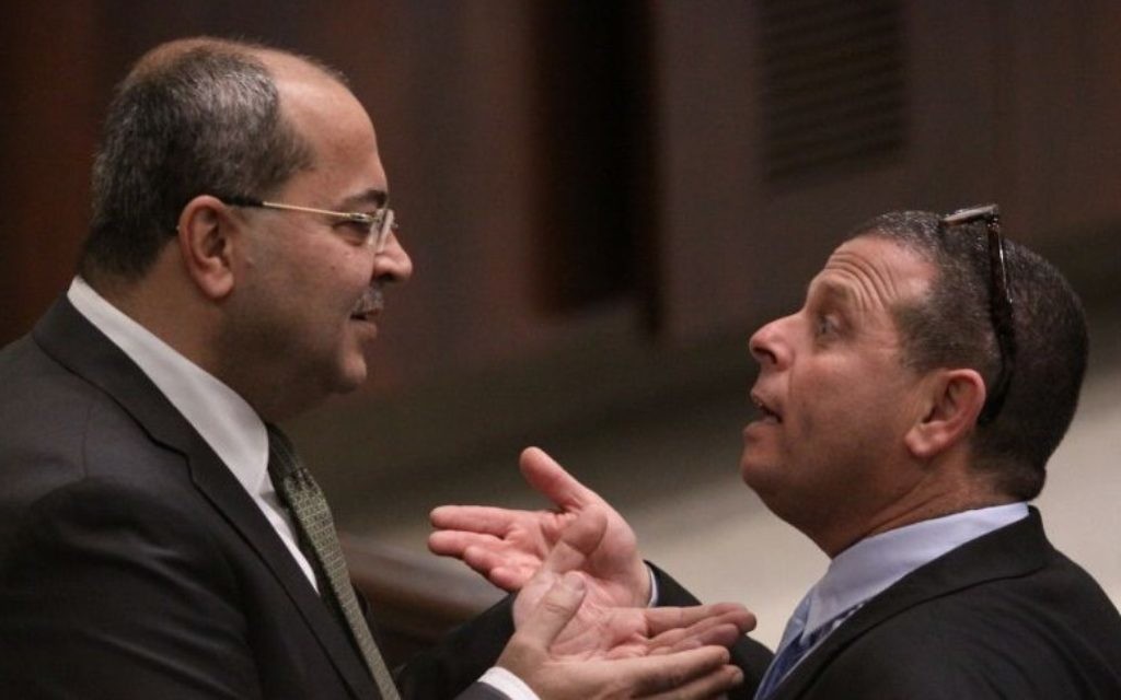 Les députés Ahmed Tibi (Raam-Taal) et Eitan Cabel (parti travailliste) à la Knesset (Crédit : autorisation)
