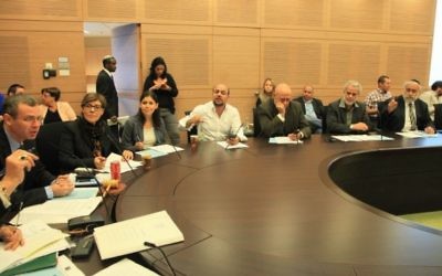Les membres de la Commission des finances de la Knesset approuvent le projet de dissolution lundi 8 décembre. (Crédit : Bureau du porte-parole de la Knesset) Les membres de la Commission des finances de la Knesset approuvent le projet de dissolution lundi 8 décembre. (Crédit : Bureau du porte-parole de la Knesset)