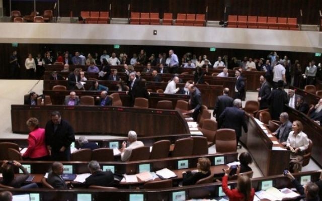 Les députés israéliens à la Knesset lors de sa dissolution le 8 décembre 2014 (Crédit : Porte-parole Knesset) Les députés israéliens à la Knesset lors de sa dissolution le 8 décembre 2014 (Crédit : Porte-parole Knesset)