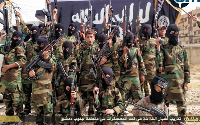 "Les Jeunesses du califat". Ces enfants reçoivent un entraînement militaire dans un camp près de Damas (Crédit : SITE Intel Group) "Les Jeunesses du califat". Ces enfants reçoivent un entraînement militaire dans un camp près de Damas (Crédit : SITE Intel Group)