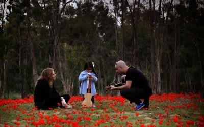 Laura Bialis, Avi Vaknin et leur fille à Sderot (Crédit : Laura Bialis)