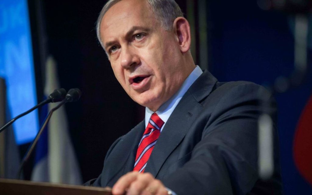 Le Premier ministre Benjamin Netanyahu le 17 décembre 2014 lors d'une conférence de presse (Crédit : Emil Salman/POOL/FLASH90) Le Premier ministre Benjamin Netanyahu le 17 décembre 2014 lors d'une conférence de presse (Crédit : Emil Salman/POOL/FLASH90)