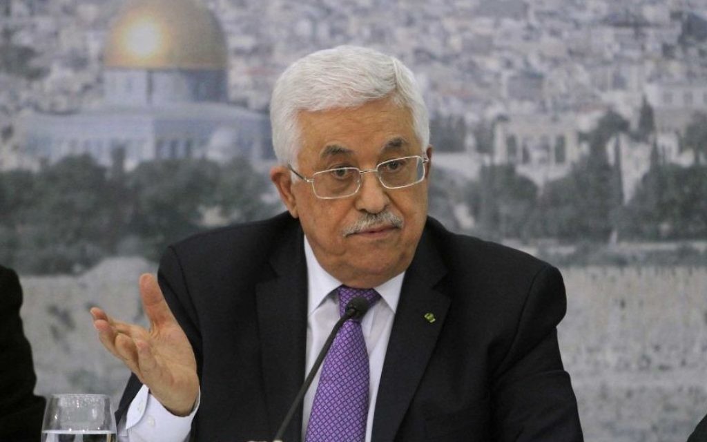 Le président de l'Autorité palestinienne dans son bureau à Ramallah (Crédit : Issam Rimawi/Flash90) Le président de l'Autorité palestinienne dans son bureau à Ramallah (Crédit : Issam Rimawi/Flash90)