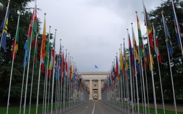 Les drapeaux devant le Palais des Nations de l'ONU à Genève (Crédit : CC BY kevingessner/Flickr) Les drapeaux devant le Palais des Nations de l'ONU à Genève (Crédit : CC BY kevingessner/Flickr)