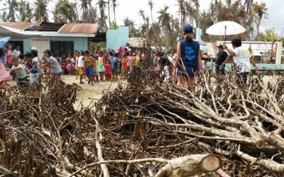 Les enfants et les volontaires d'IsraAID après le typhon Hagupit le 22 décembre 2014 (Crédit : Autorisation IsraAID)